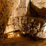 Alcune sono interrate nel terreno, segno che il livello originario degli ambienti era molto pi� basso dell�attuale
